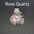 Pendentif coeur en quartz rose naturel avec décoration en forme de rose en argent - Quartz rose