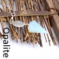 Pendentif en cristal d'opale en forme de cône avec connecteur en métal sur fond de bambou - Opale