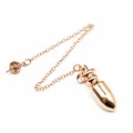 Dettaglio di un pendolo conico in ottone oro rosa lucido con una catena a maglie fini. - Style 3 (Polished Cone) / Oro rosa