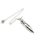 Primo piano di un pendolo per radiestesia conico in metallo argentato lucido con catena. - Style 2 (Tiered Cone) / Argento