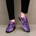 Detailansicht lila Herren-Spitzschuh aus Leder mit glänzendem Krokoprägung-Muster. - 40 / Modetrend 157 / Lila