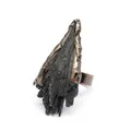 Macro di un anello con cristallo di tormalina nera grezza e fascia in bronzo anticato - Tormalina Nera