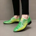 Detailansicht der Herren-Lederschuhe mit grünem Krokodilmuster und spitzer Kappe. - 40 / Modetrend 157 / Grün