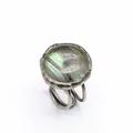Dettaglio di anello vintage ossidato con pietra di labradorite iridescente - Labradorite