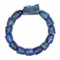 Detailansicht eines natürlichen Lapislazuli-Armbands mit geschnitztem Drachenkopf. - Lapislazuli