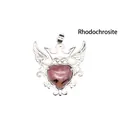 Elegante colgante de corazón de rodonita natural con diseño de corona y alas de plata - Rodonita
