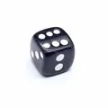 Primer plano de un dado de piedra azul con puntos blancos grabados para juegos de mesa - Piedra de Arena Azul