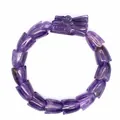 Detailansicht eines handgeschnitzten lila Amethyst Drachenkopf-Armbands - Amethyst