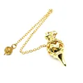Primo piano di pendolo conico in ottone dorato con motivo traforato e catena. - Stile 1 (Cuore Cavo) / Oro