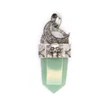 Vue détaillée d'un pendentif lune et crâne en argent avec pointe de cristal vert - Jade aventurine