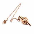 Vista dettagliata di un pendolo conico in metallo oro rosa con intricati motivi a sbalzo - Stile 1 (Cuore Cavo) / Oro rosa