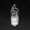Détail de gravure de crâne et lune en argent vintage sur pendentif cristal blanc. - Cristal blanc