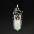 Vue détaillée d'un pendentif gothique avec lune, tête de mort et cristal de pierre. - Labradorite