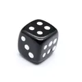 Primer plano de un dado de piedra natural negra pulida para juegos de mesa creativos - Obsidiana