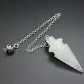 Gedetailleerd overzicht van natuurlijk wit kristallen pendel met zilveren ketting. - Bergkristal