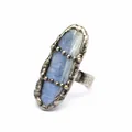 Dettaglio di un anello in cianite naturale grezza con una finitura rustica in argento antico. - Pietra di Sabbia Blu