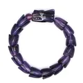 Detaillierte Nahaufnahme des kunstvoll geschnitzten lila Drachenschuppen-Armbands - Lila Fluorit