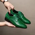 Herrenschuhe in hellem Grün, spitz zulaufend mit glänzender Schlangenhaut-Prägung - 43 / Modetrend 155 / Grün