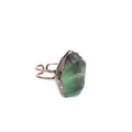 Dettaglio ravvicinato della consistenza grezza di una pietra naturale verde su una fascia in bronzo - Fluorite Verde