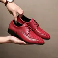 Elegante Herrenschuhe in leuchtendem Rot mit einer markanten Steinmuster-Textur - 40 / Modetrend 155 / Rot