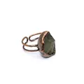 Dettaglio di un anello in bronzo stile medievale con una pietra naturale grezza verde. - Apatite Verde