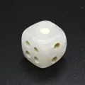 Primer plano de un dado de piedra de cristal natural blanco con puntos tallados - Cristal de roca