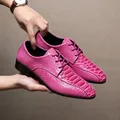 Modische hellrosa Herren-Spitzschuhe aus Leder mit geprägter Steinmuster-Textur - 40 / Modetrend 155 / Rosa