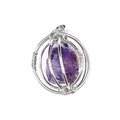 Makro-Detailansicht eines rohen lila Amethyst-Anhängers im silbernen Drahtkäfig-Design - Amethyst (Silberner Metallrahmen) / Lila