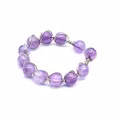 Detail eines offenen Rings aus lila Amethyst-Kristallperlen mit Silberdrahtwicklung - Amethyst