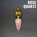 Collana con ciondolo in quarzo rosa naturale a forma di cono e sfera dorata traforata - Stile Cono Sfera Traforata / Quarzo Rosa (Oro)