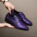 Modische lila Herrenschuhe mit glänzender Schlangenhautoptik und eleganter Spitze - 40 / Modetrend 155 / Lila