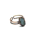 Dettaglio di un anello in stile medievale vintage con una pietra di cristallo blu naturale - Acquamarina