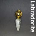 Collana con ciondolo a cono in labradorite naturale con dettaglio a sfera cava dorata - Stile Cono Sfera Traforata / Labradorite (Oro)