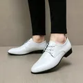 Stilvolle weiße spitze Herren-Anzugschuhe mit glänzendem Finish und Wasserperlen - 40 / Modetrend 156 / Weiß