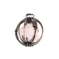Dettaglio del pendente a gabbia in filo di rame con cristallo rosa grezzo - Quarzo Rosa (Montatura in Metallo Bronzo)
