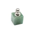 Dettaglio macro del ciondolo a cubo in avventurina verde naturale con gancio argento. - Avventurina (Argento)