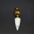 Collana con pendente in pietra howlite naturale e sfera cava dorata con decorazioni - Stile Cono Sfera Traforata / Howlite Bianca (Oro)