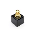 Gros plan d'un pendentif flacon d'huile essentielle en pierre noire carrée avec bouchon doré. - Obsidienne (or)