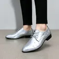 Silberne Herrenschuhe mit spitzer Kappe und Wassertropfenmuster sowie schwarzen Sohlen - 40 / Spitze Lederschuhe mit Steinmuster und Schnürung (156) / Silber