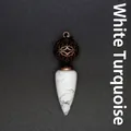 Elegante ciondolo a cono in turchese bianco con dettaglio a sfera in bronzo traforato - Stile Cono Sfera Traforata / Turchese Bianco (Bronzo)