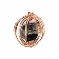 Dettaglio di un ciondolo artigianale in filo d'oro rosa con pietra naturale scura - Tormalina Nera (Montatura in Metallo Oro Rosa)