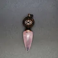 Ciondolo a cono in quarzo rosa naturale con collana a sfera in bronzo traforata - Stile Cono Sfera Traforata / Quarzo Rosa (Bronzo Antico)