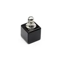 Gros plan d'un pendentif diffuseur cube en pierre noire avec un capuchon argenté élégant. - Obsidienne (Argent)