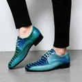 Blau-grüne Herrenschuhe mit Schlangenmuster, spitzer Zehenpartie und weißen Schnürsenkeln - 40 / Modetrend (157) / Blau