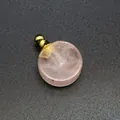 Vue détaillée du pendentif flacon de parfum en quartz rose avec bouchon doré. - Quartz Rose (Accessoires en Or)