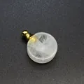 Vue détaillée du pendentif flacon de parfum en pierre naturelle blanche avec bouchon doré - Quartz Blanc (Accessoires en Or)