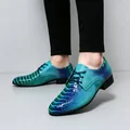 Luxuriöse blau-grüne Lederhalbschuhe mit Schlangenmuster für Herren in Lackoptik - 40 / Modetrend 153 / Blau