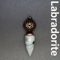 Ciondolo vintage in labradorite con sfera in metallo traforata e forma a cono - Stile Cono Sfera Traforata / Labradorite (Bronzo Antico)