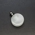Vue détaillée d'un pendentif flacon de parfum en pierre naturelle blanche et métal. - Quartz Blanc (Accessoires en Argent)