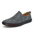 Dettaglio di mocassini in pelle scamosciata grigia con trafori traspiranti e suola cucita - 38 / Stile Casual (FC2505) / Grigio